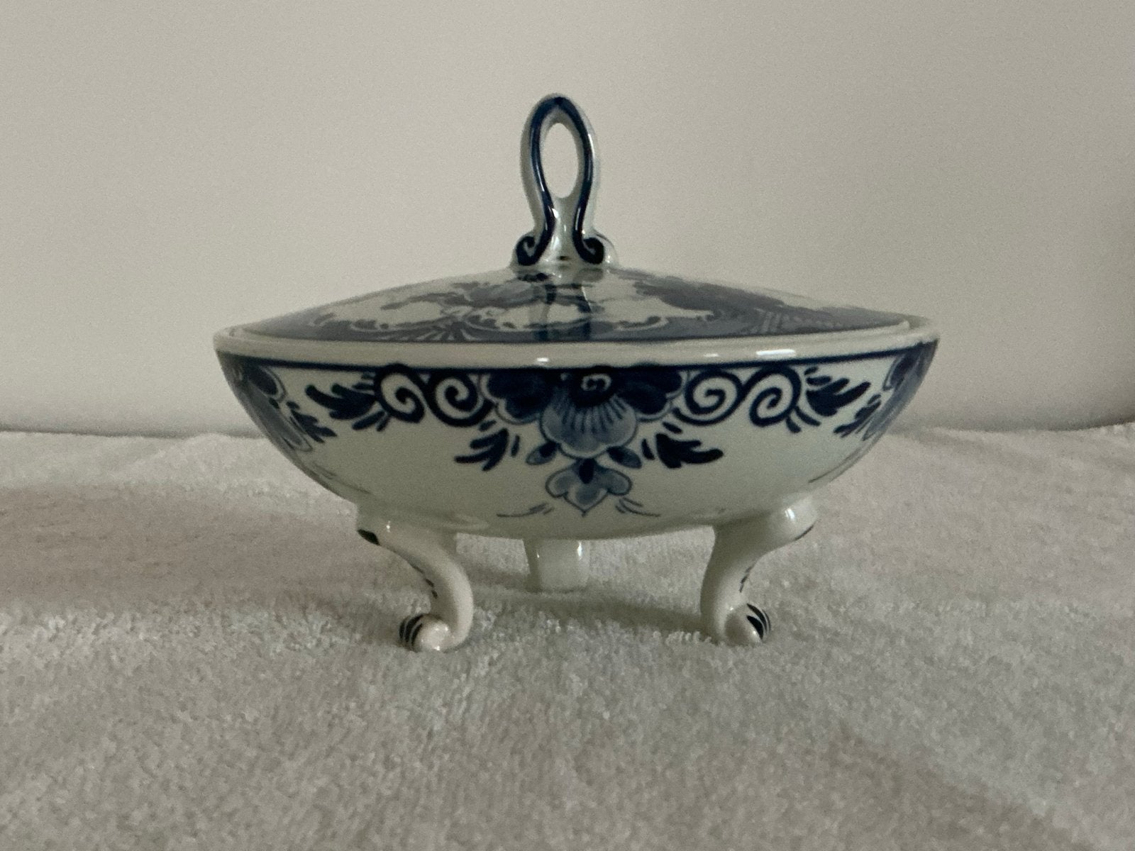 Driepotige Bonbonnière met deksel in Delfts blauwe stijl, Antiek en Kunst, Ophalen of Verzenden