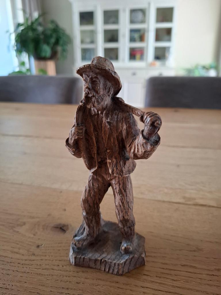 Houten beeldje van een man met hoed en rugzak, Antiek en Kunst, Minder dan 20 cm, Ophalen of Verzenden, Handgemaakt, Beeld