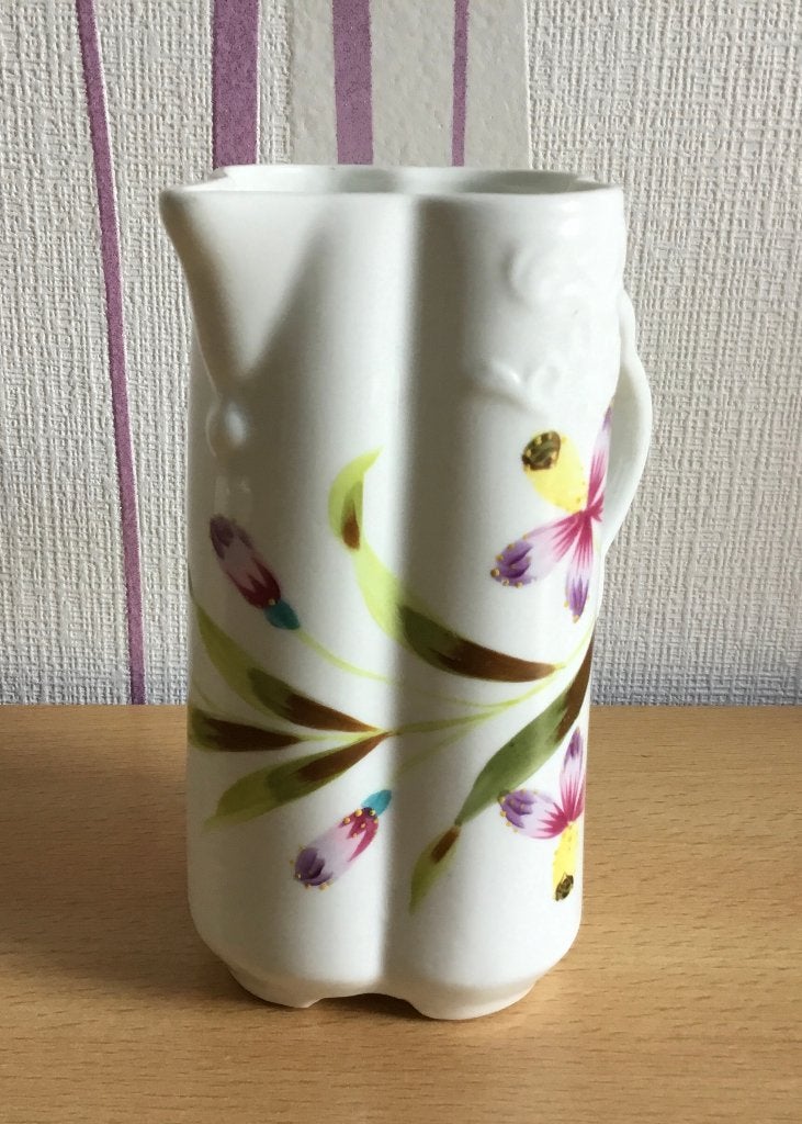 Met bloemen gedecoreerd kannetje, 13 cm. hoog, Ophalen of Verzenden
