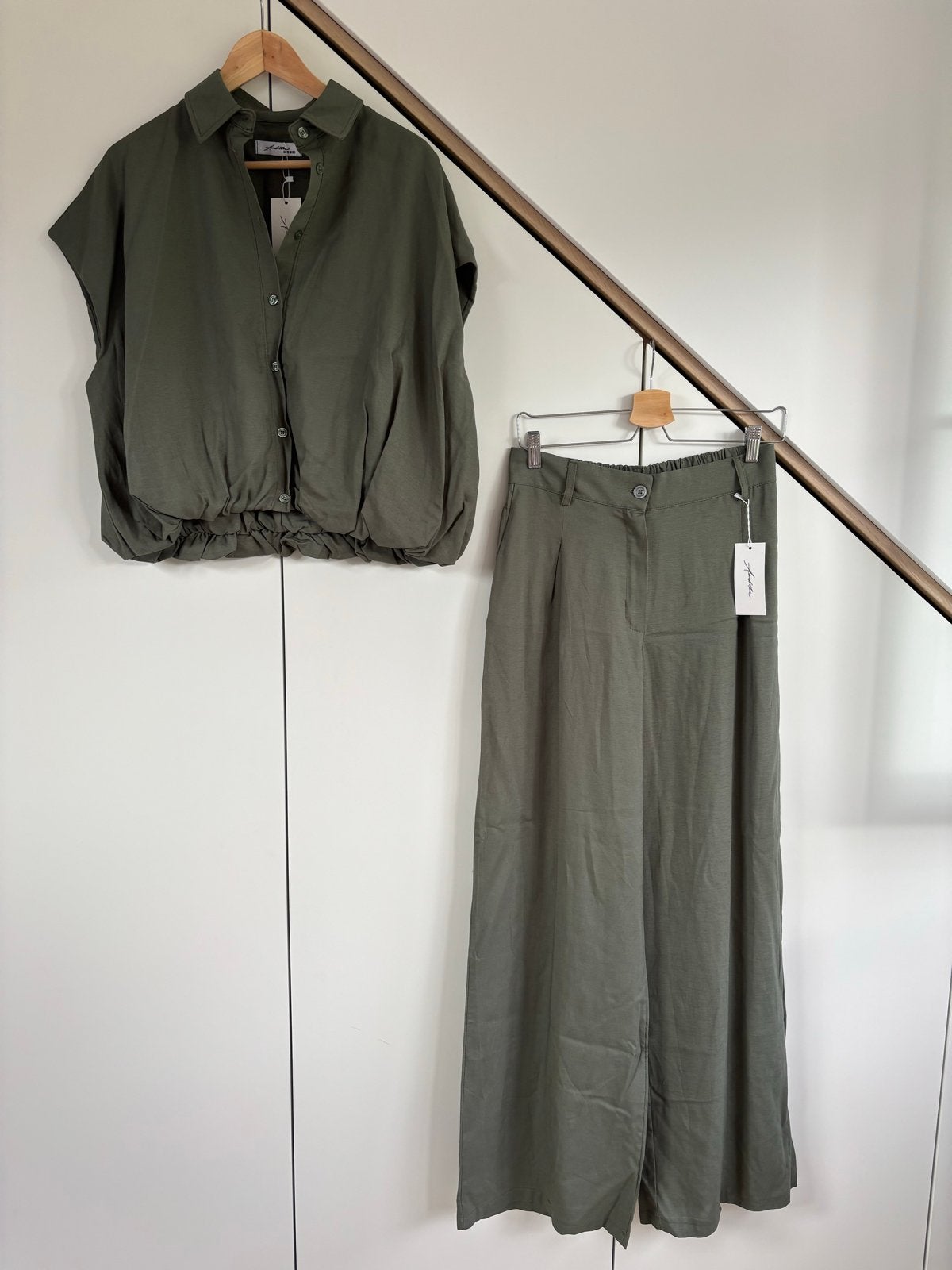 Ambika Tweedelige Set Khaki Groen - Nieuw met prijskaartje, Ophalen of Verzenden, Nieuw, Maat 38/40 (M), Groen