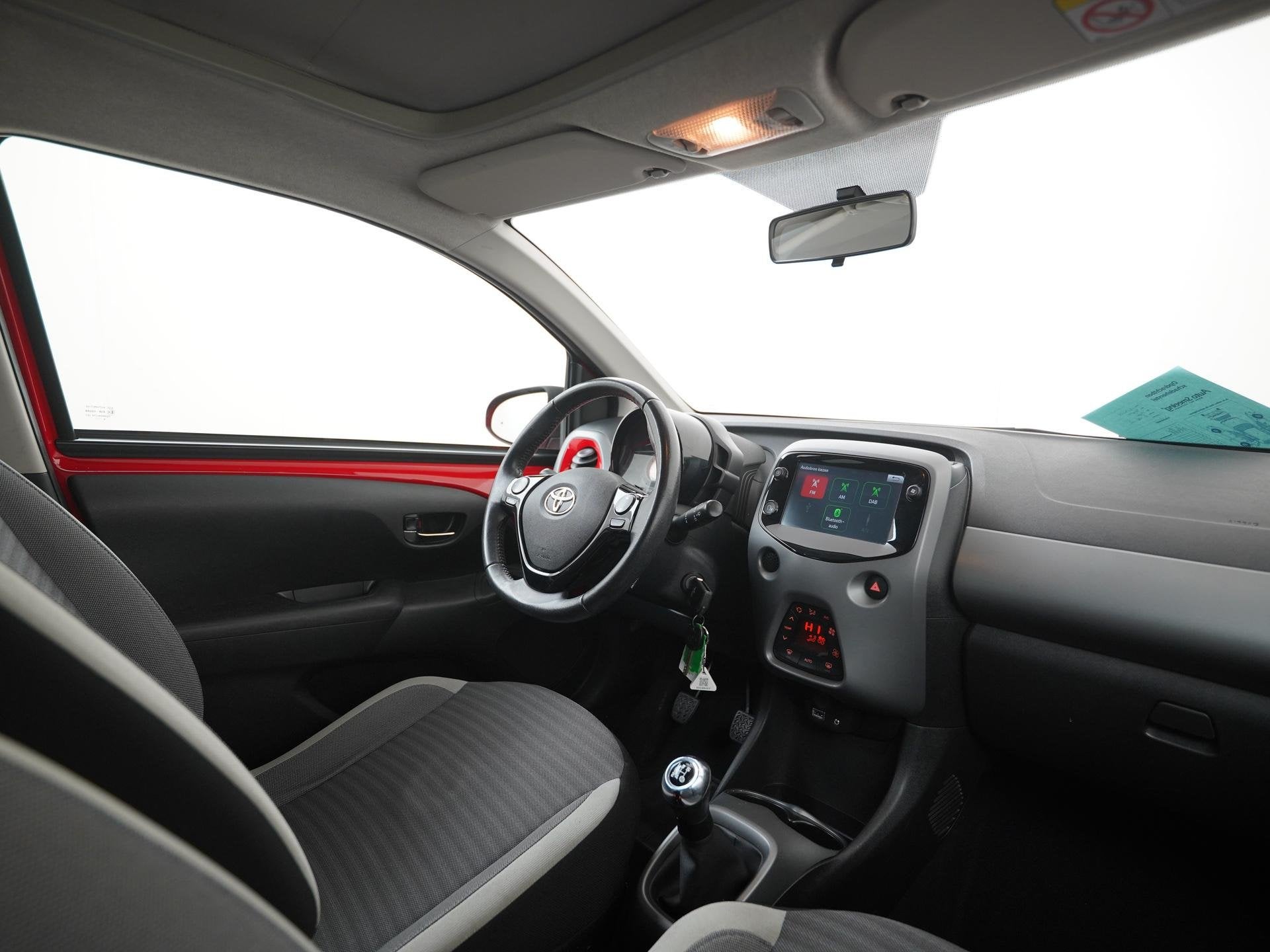 Toyota Aygo 1.0 VVT-i x-cite | Vouwdak | Camera | Apple/Andr, Auto's, Voorwielaandrijving, 12 maanden, Stof, Gebruikt