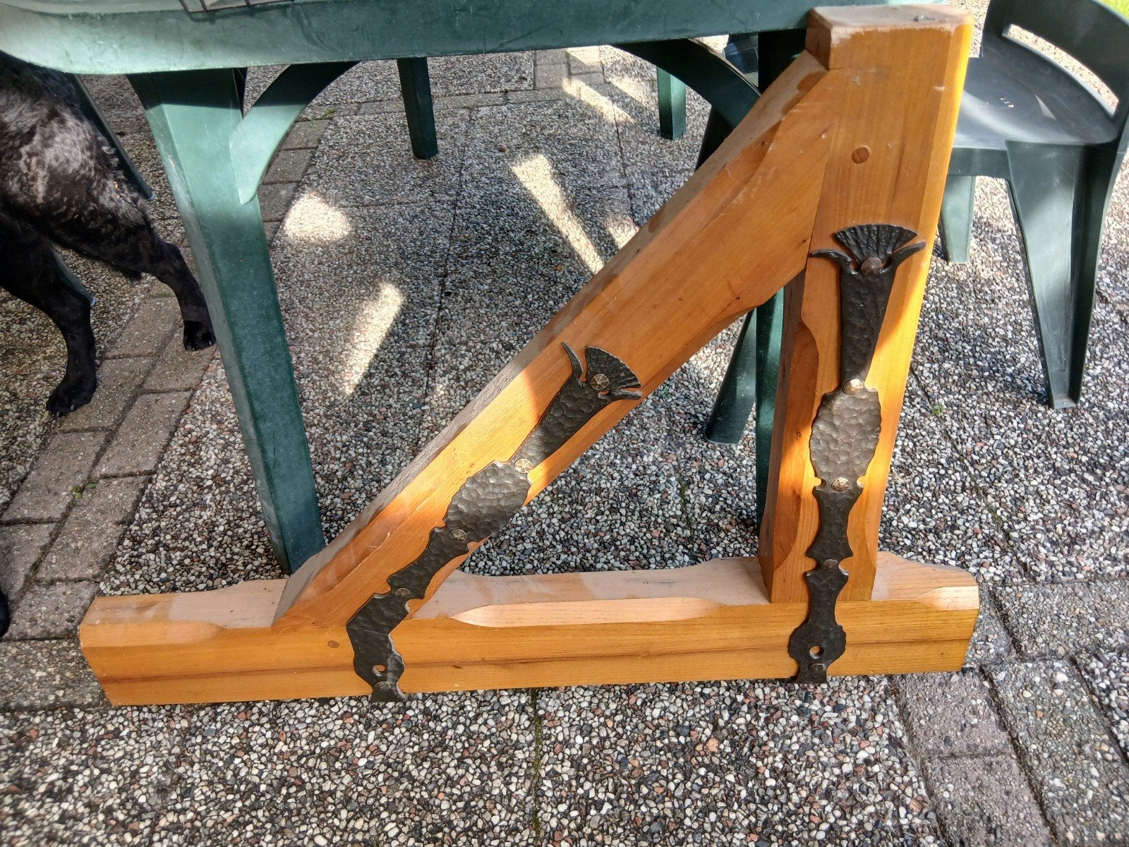 Decoratieve houten poort met smeedijzeren details, Ophalen