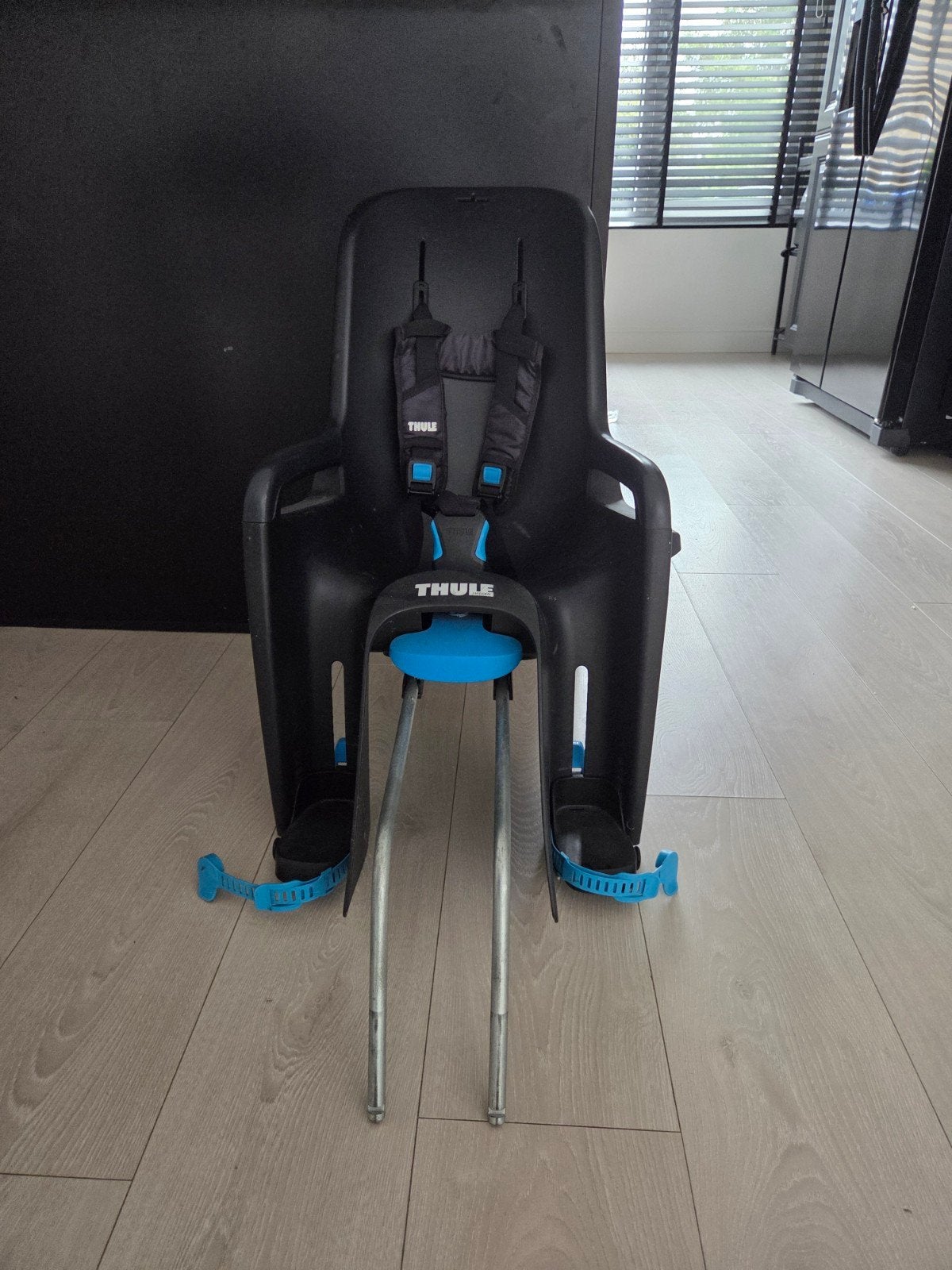 Thule Fietsstoeltje Achterzitje - Zwart/Blauw, Fietsen en Brommers, Fietsaccessoires | Fietsstoeltjes, Ophalen, Achterzitje, Voetsteuntjes
