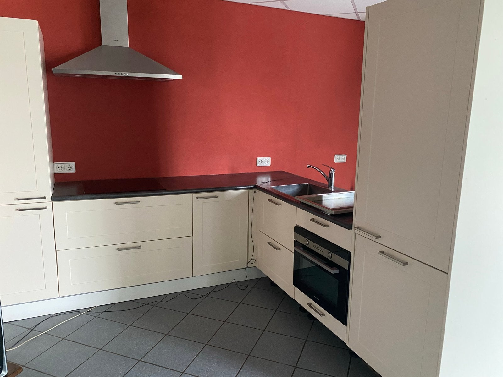 Nette hoekkeuken met bijna nieuwe apparatuur, Huis en Inrichting, Ophalen, Zo goed als nieuw, Overige kleuren, Hoekkeuken