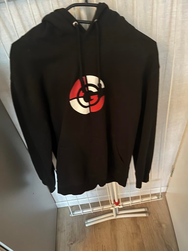 Zwarte hoodie met rood-wit logo.   Clonnygames, Ophalen, Gedragen