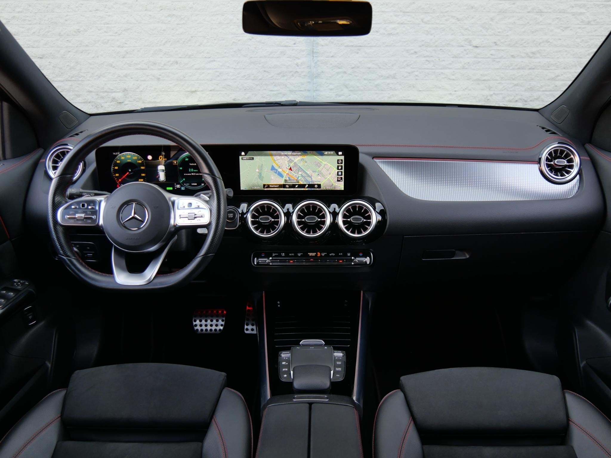 Mercedes-Benz EQA 67kWh AMG/ AMBIENT LIGHTING/ BLINDSPOT/ EL, Auto's, Gebruikt, 750 kg, 190 pk, Zwart