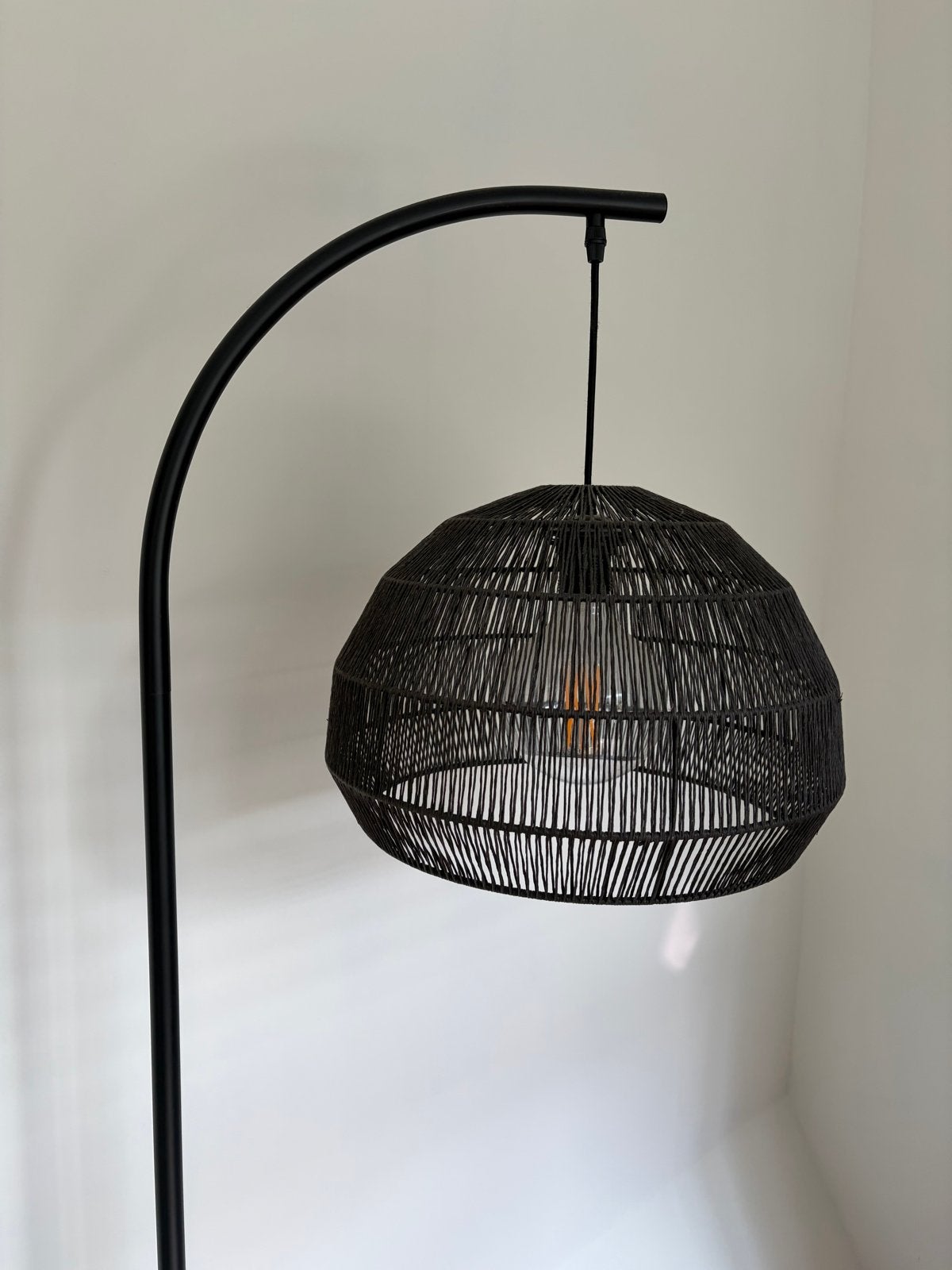 Mooie zwarte hanglamp met rieten kap, ca. 2 meter hoog, Ophalen, Gebruikt, Natuurlijk materiaal, 200 cm of meer