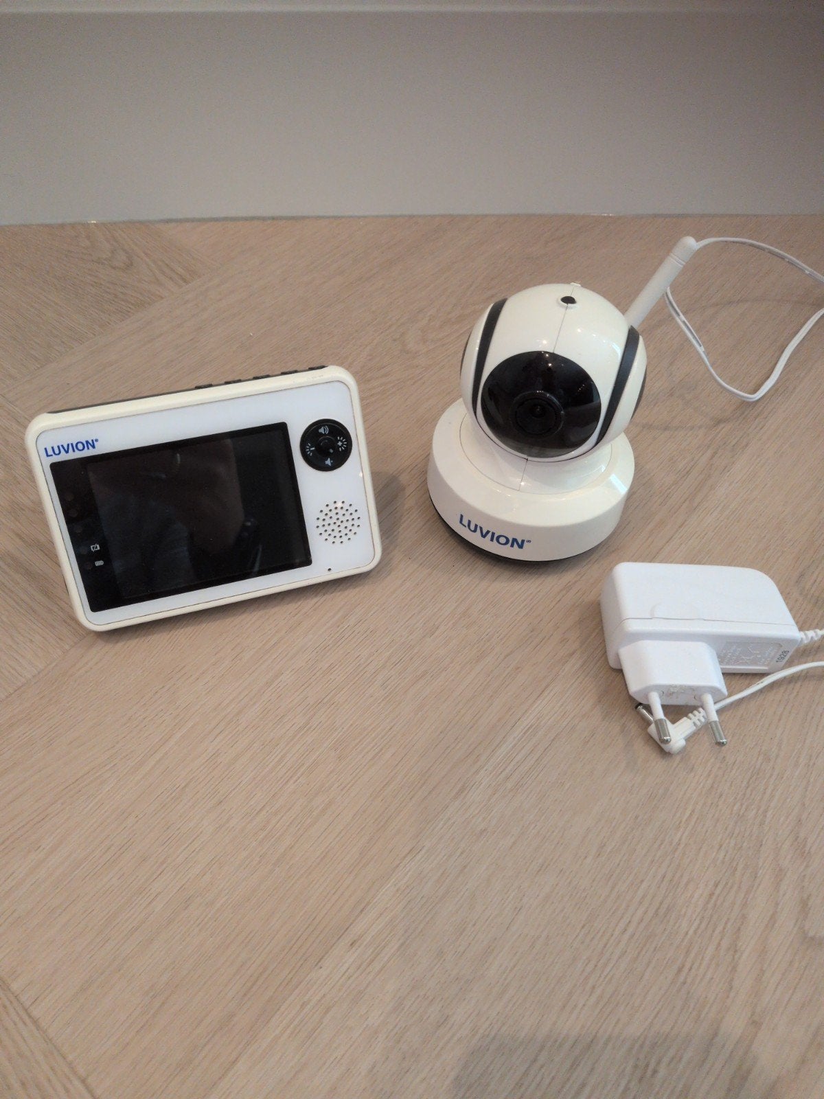 Luvion Essentail babyfoon met camera en beeldscherm, Ophalen, Gebruikt, Camera