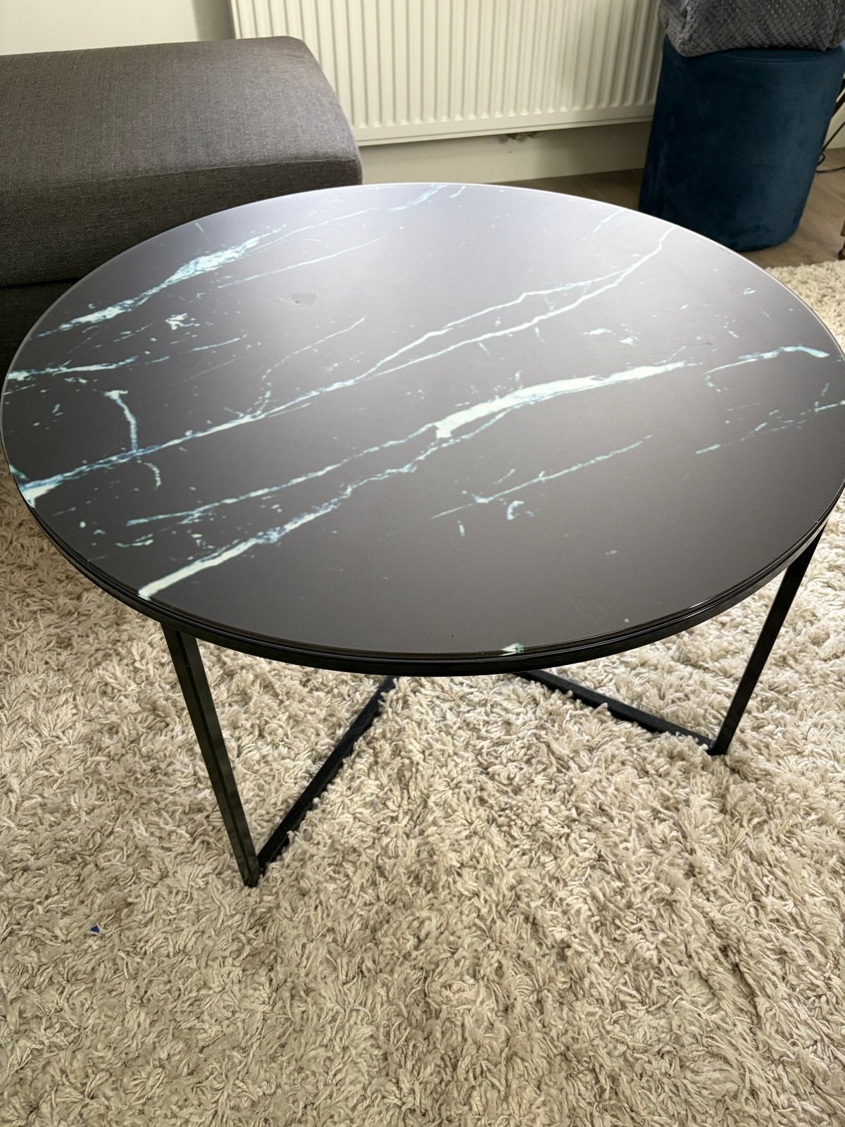 Ronde salontafel met zwart marmerlook glazen blad, Ophalen, Gebruikt, Rond, 50 tot 100 cm
