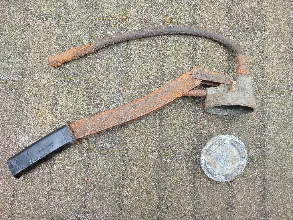 Bodemvondst handhevel pomp oliedrum, Ophalen of Verzenden, Landmacht, Nederland, Hulzen of Bodemvondsten