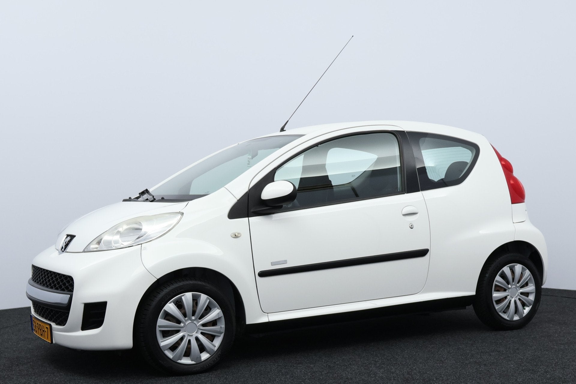 Peugeot 107 1.0-12V Millesim 200/ APK 10-2027!/ Airco/ C.V., Auto's, Euro 5, Stof, Gebruikt, Zwart