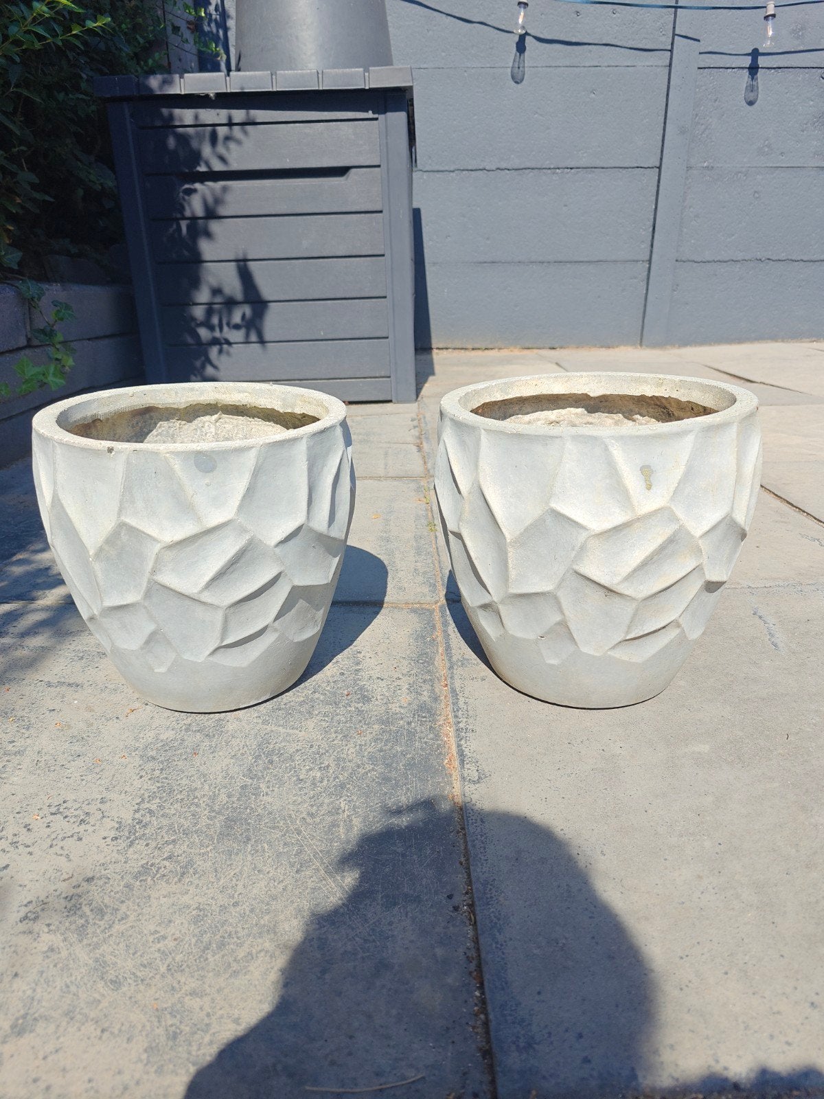 Twee gebruikte Grijze Tuinpotten - 30 cm hoog, Gebruikt, Rond, Minder dan 40 cm, Balkon