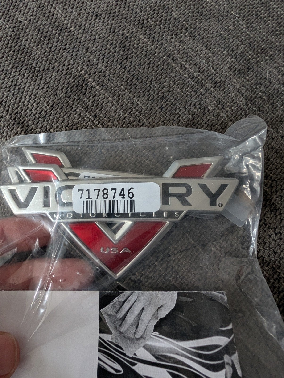 Originele Victory Motorcycles Tank Badge Kit – Nieuw NOS –, Ophalen of Verzenden, Nieuw