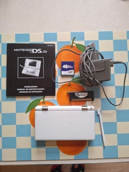 Nintendo DS Lite wit met M3DS Real en Rumble Pack, Met games, Wit, Ophalen of Verzenden, Zo goed als nieuw
