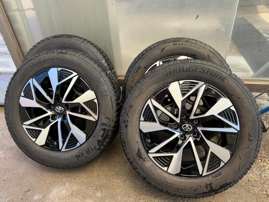 Toyota BZ4X 2024 18 inch winterwielen Bridgestone Blizzak, Ophalen, 18 inch, Gebruikt, Banden en Velgen