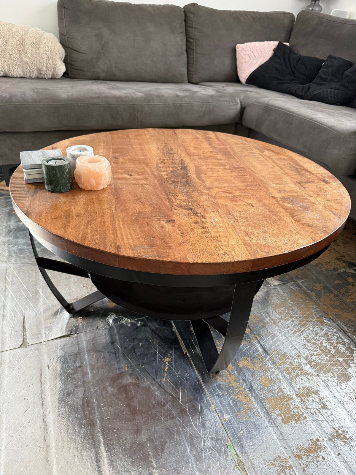 Salontafel rond mangohout met zwart stalen onderstel, Huis en Inrichting, Tafels | Salontafels, Ophalen, Rond, 50 tot 100 cm, Zo goed als nieuw
