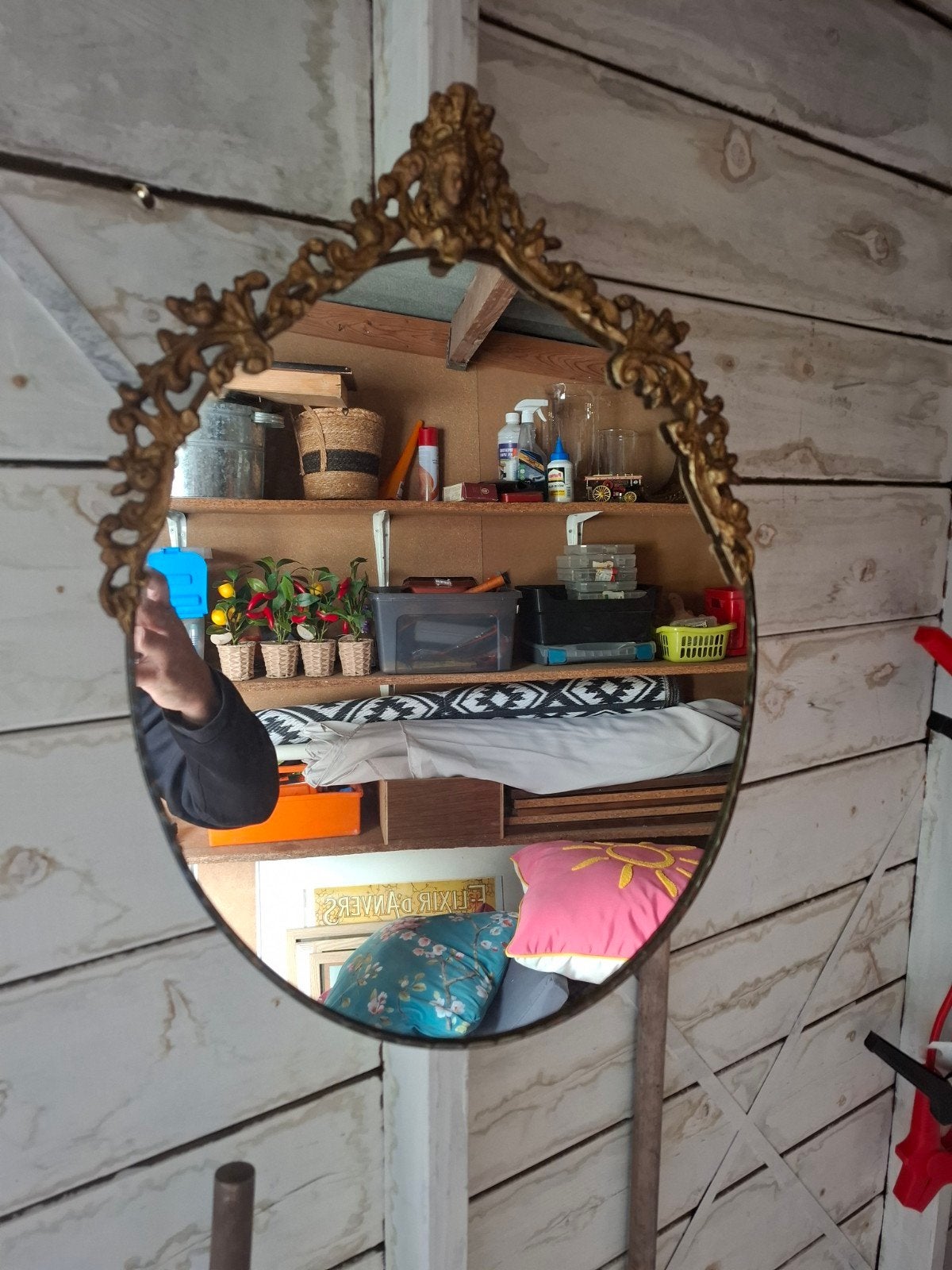 Antieke ovale spiegel met sierlijke gouden lijst, Ophalen of Verzenden, Ovaal, Minder dan 50 cm, Minder dan 100 cm