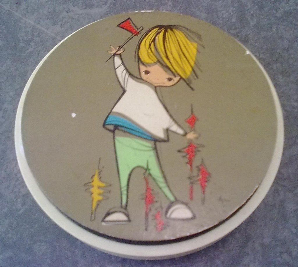 Vintage retro spaarpot pot rond met jongen en vlaggetje, Ophalen, Gebruikt, Overige materialen, Overige thema's