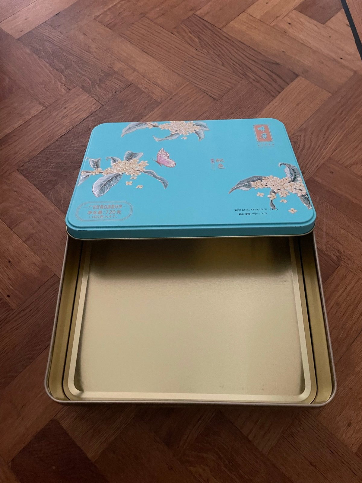 Middelgroot opbergblik met bloemen en vlinder, Verzamelen, Ophalen of Verzenden, Zo goed als nieuw, Koek(jes), Overige merken