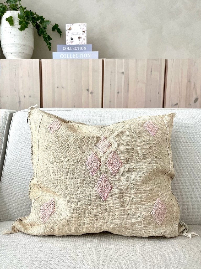 Uniek naturel roze Marokkaans sabra kussenhoes cactus silk, Nieuw, Ophalen of Verzenden, Sierkussen, Afneembare hoes