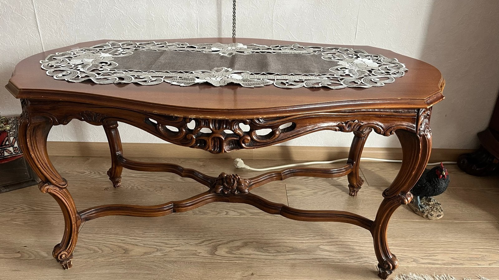 Antieke salontafel met sierlijk houtsnijwerk, Ophalen