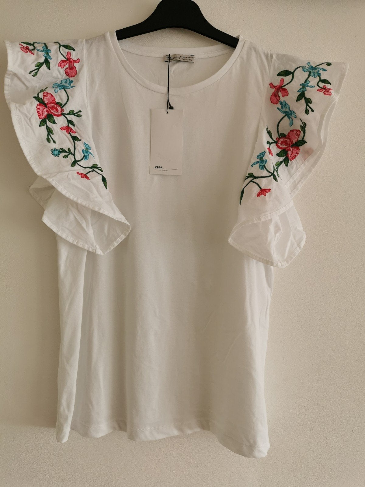ZARA top met geborduurde volantmouwen mt. M, Maat 38/40 (M), Verzenden, Nieuw, Korte mouw