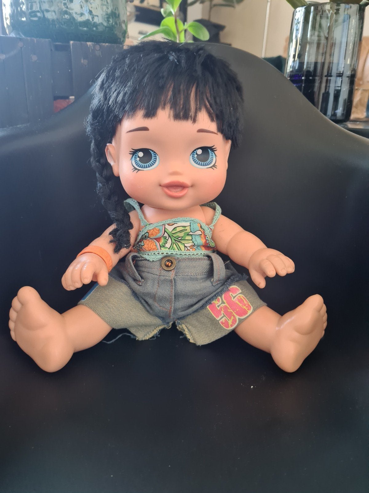 Leuke babypop met donker haar en blauwe ogen, Ophalen of Verzenden, Zo goed als nieuw, Babypop