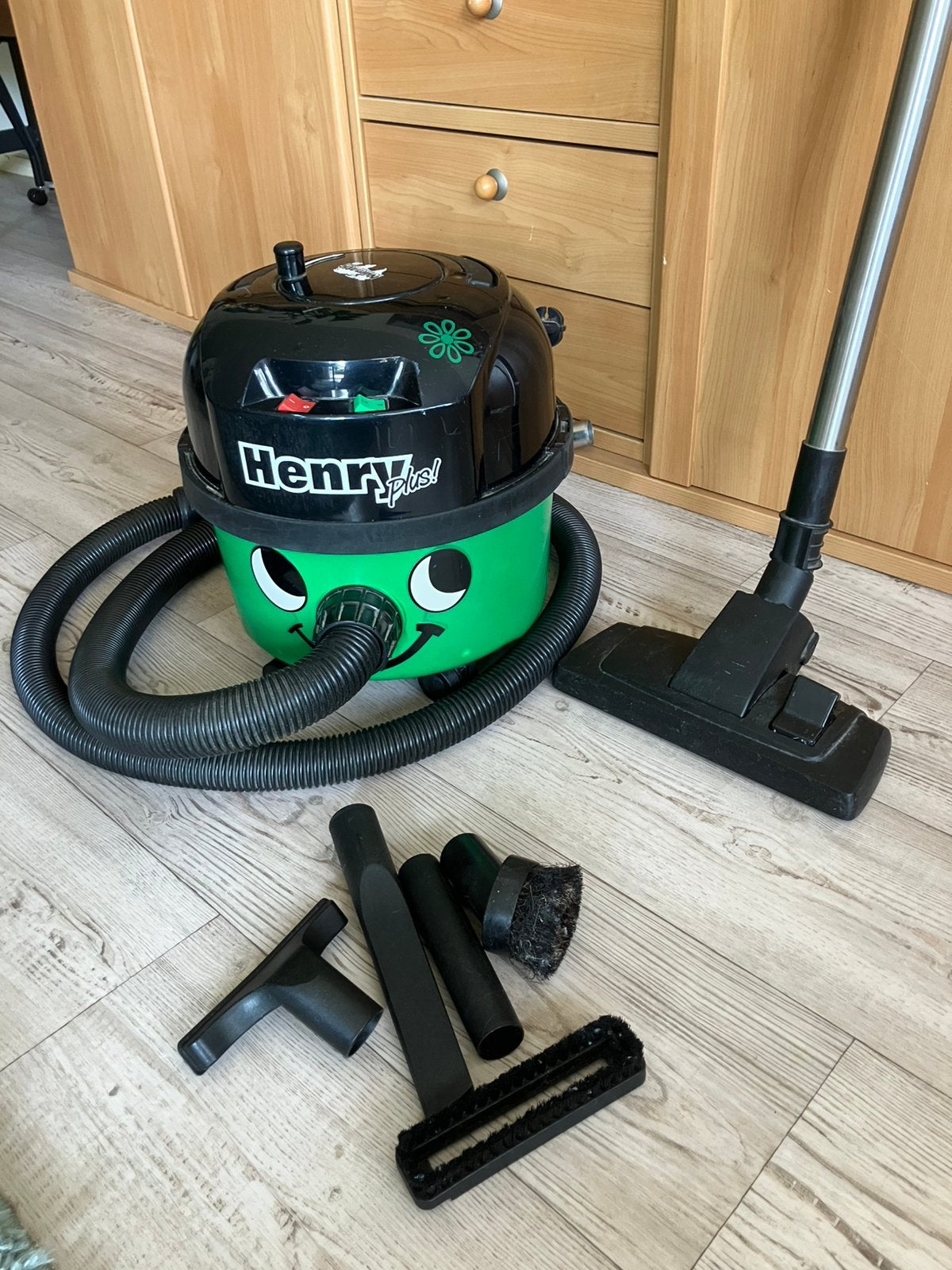 Te koop: stofzuiger merk: numatic . Ook wel Henri genoemd., Ophalen, Zo goed als nieuw, Minder dan 1200 watt