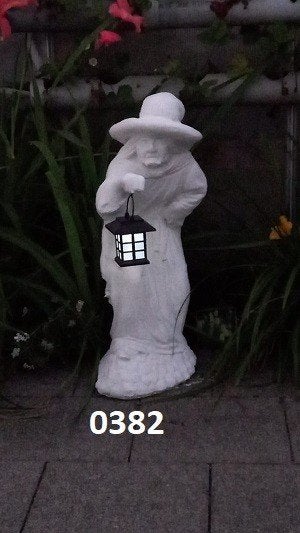 Heks met lantaarn licht houder is op zonnen energie. nr 0382, Ophalen, Nieuw, Beton, Mensenbeeld