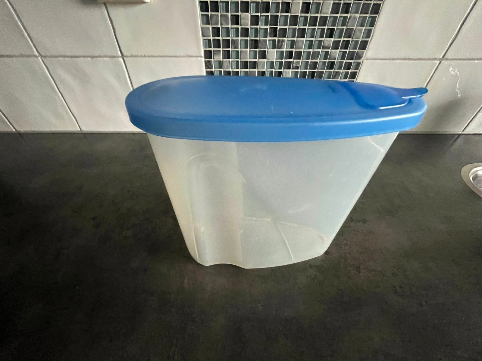 Blauwe voorraadpot met schenktuit, Sunware, Kunststof, Ophalen of Verzenden, Voorraadpot, Gebruikt