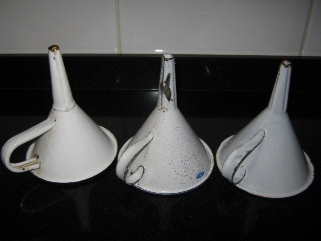 3 wit emaille trechtertjes, doorsnee 10cm, Ophalen of Verzenden
