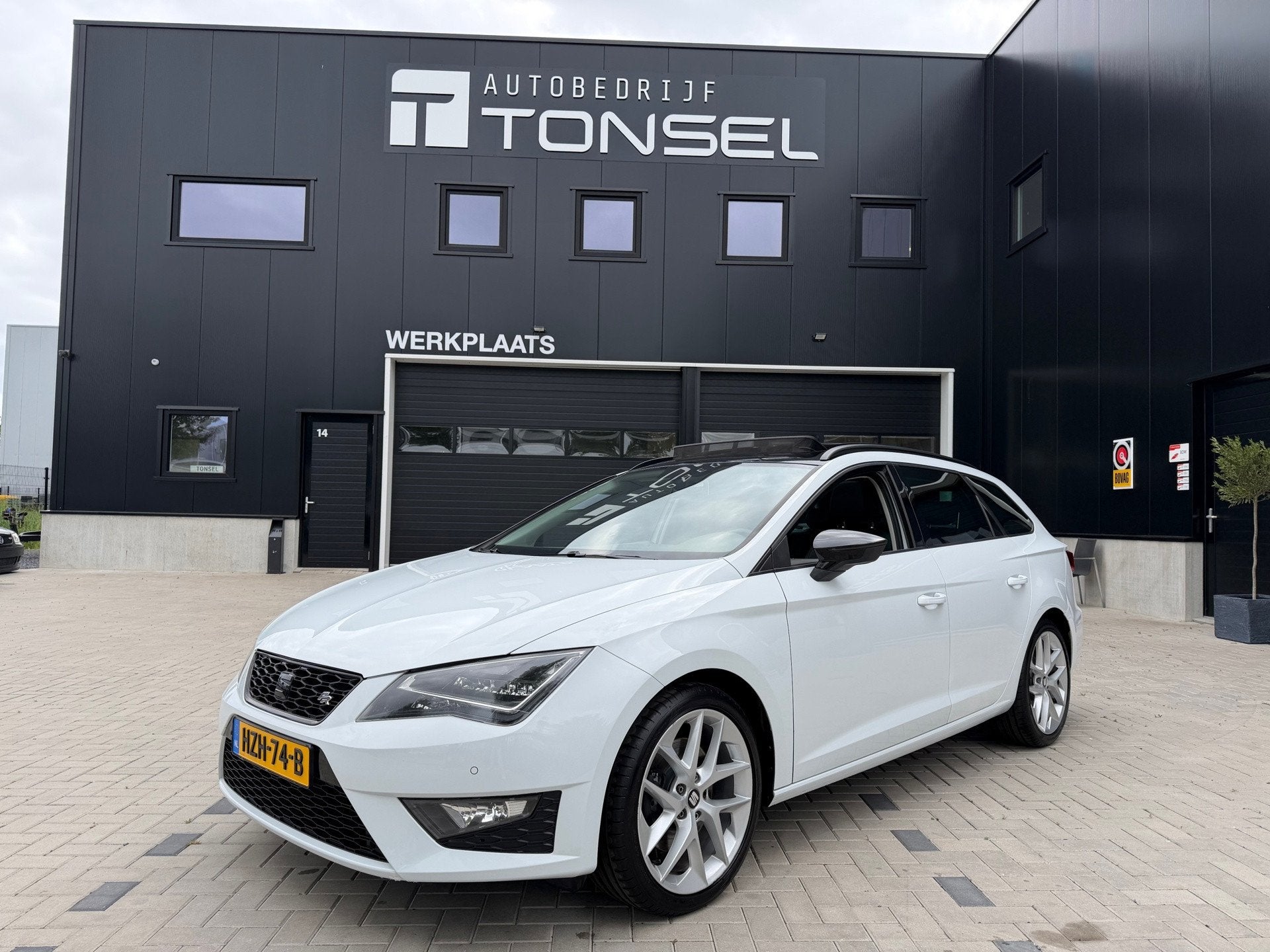 Seat LEON ST 1.8 TSI FR / Panorama / Alcantara / LED / Clima, Voorwielaandrijving, Gebruikt, 4 cilinders, Leon