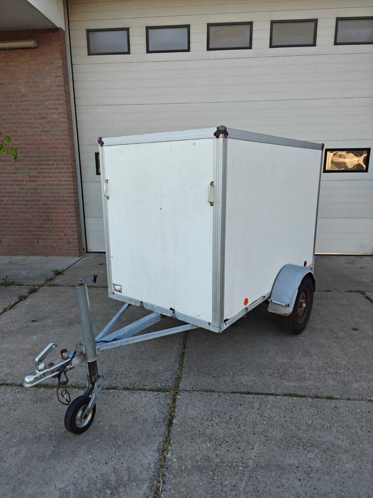 Gesloten aanhanger/ dichte aanhanger opknapper, Ophalen