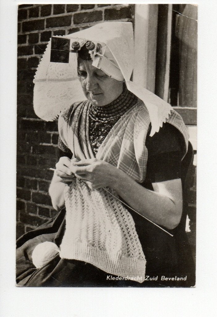 Oude ansichtkaart: Vrouw in klederdracht Zuid-Beveland, Ophalen of Verzenden, 1940 tot 1960, Gelopen, Zeeland