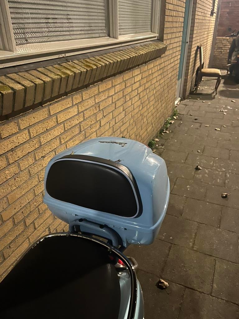 Vespa koffer, Fietsen en Brommers, Brommeronderdelen | Scooters, Ophalen of Verzenden, Zo goed als nieuw