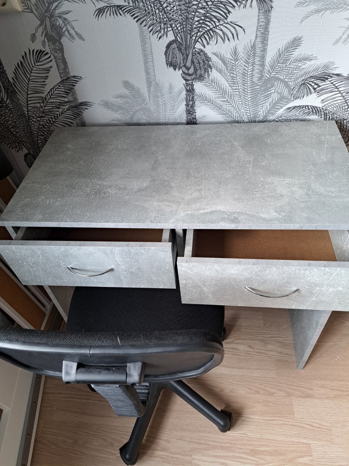 Grijs bureau, Ophalen