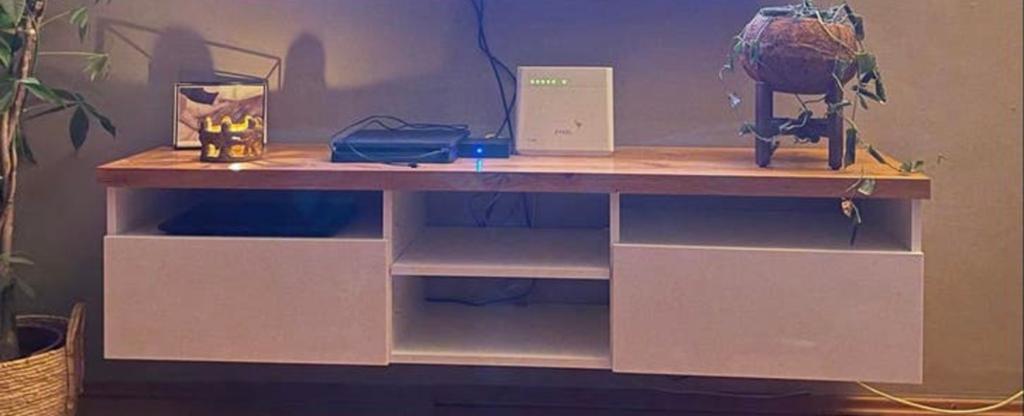Mooi hangend tv meubel met opbergruimte. Wit & houten blad., Ophalen, Zo goed als nieuw, 25 tot 50 cm, Minder dan 100 cm