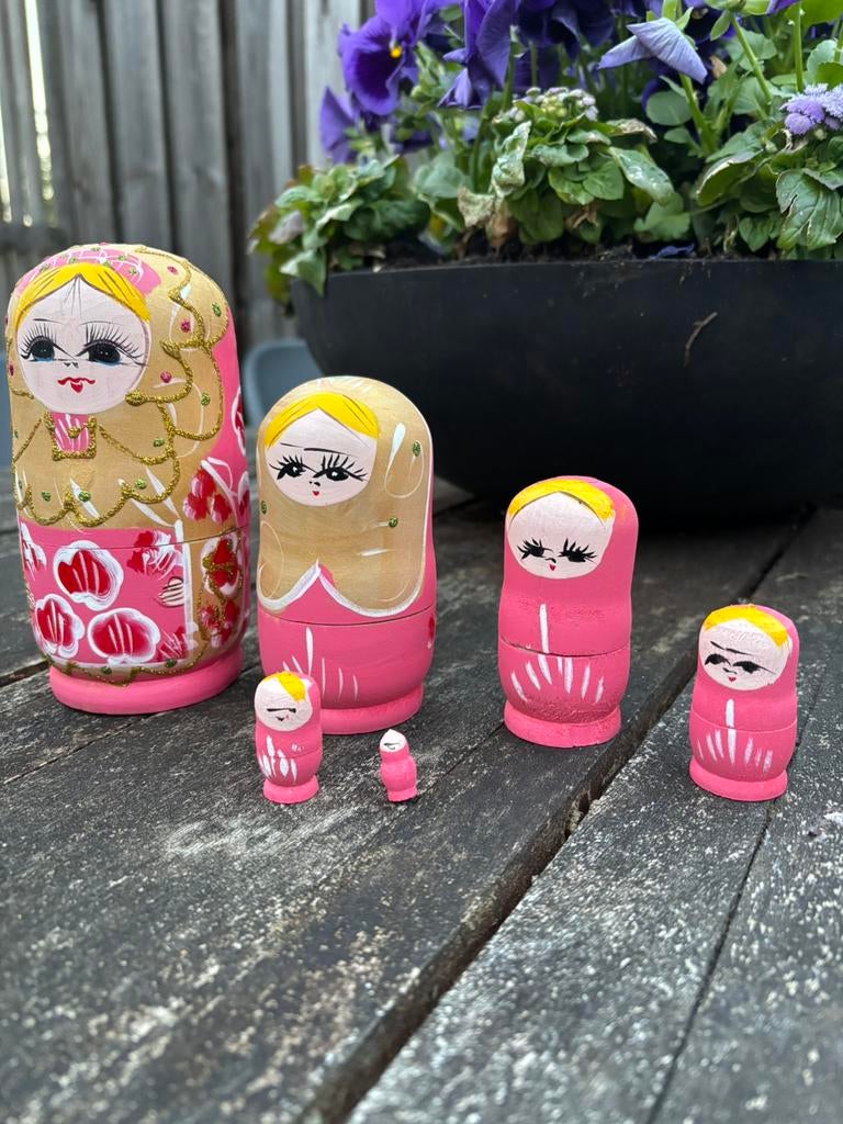 Matroesjka handgeschilderde roze met goud met 5  nestpoppen., Verzenden