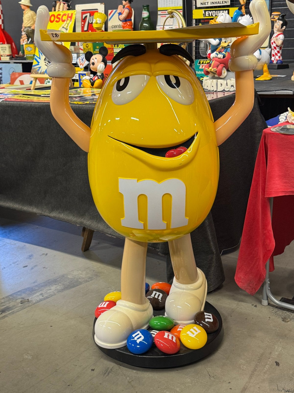 Grote M&M's displayfiguur met dienblad - Geel, Ophalen, Reclamebord, Gebruikt, .