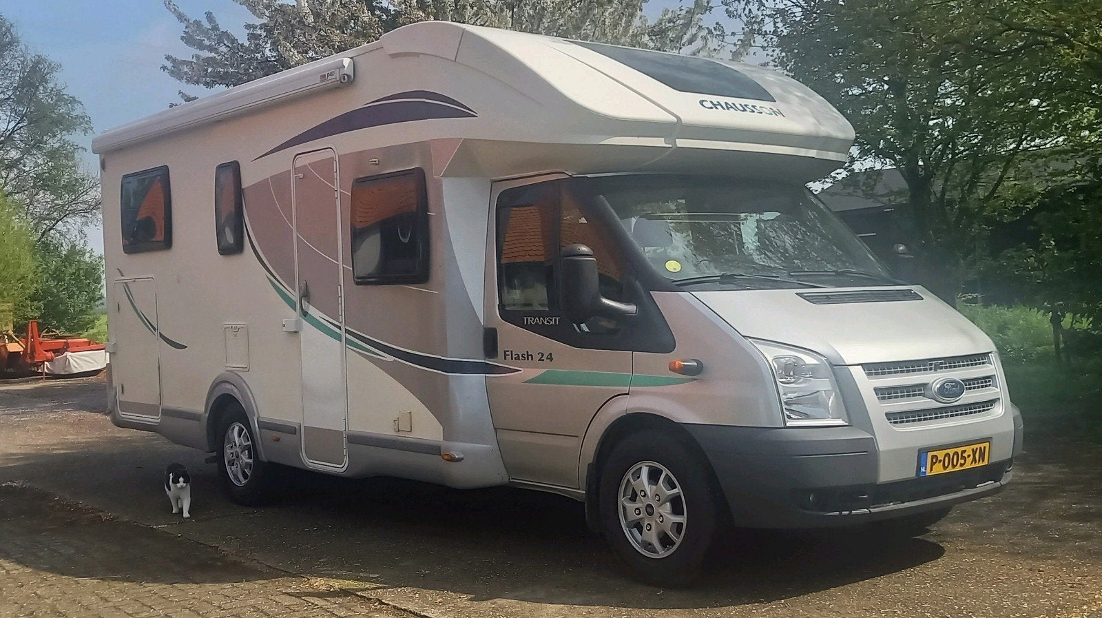 Chausson Flash 24 met enkele bedden en hefbed, Standaard zit, Ford, Koelkast, Chausson
