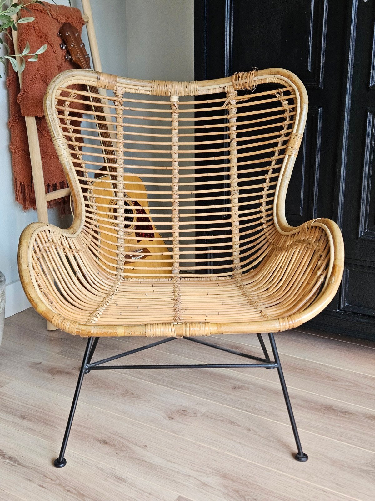 rotan vlinderstoel ijzer onderstel, Huis en Inrichting, Ophalen, Bruin, Eén
