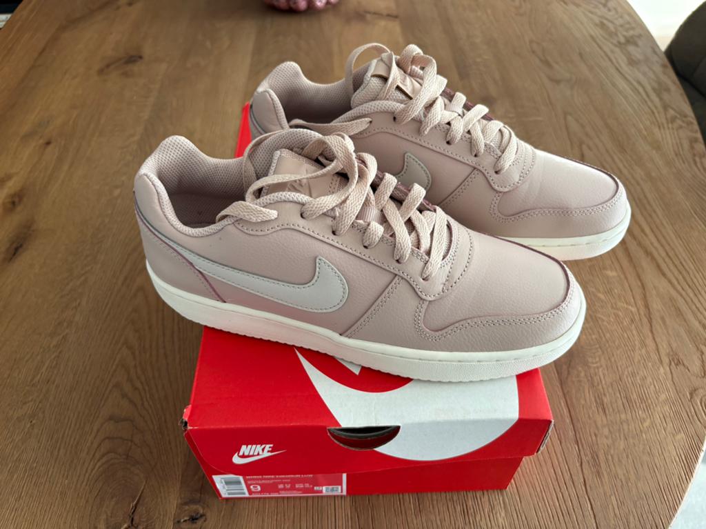 Nike Ebernon Low Beige Particle Beige/Desert Sand(roze) 40,5, Beige, Nieuw, Ophalen of Verzenden, Sneakers of Gympen