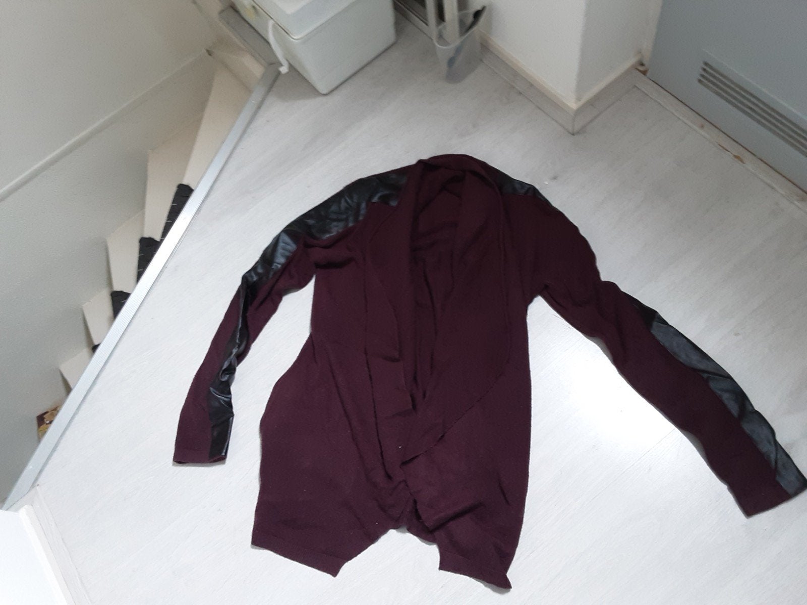 Bordeaux vest met nappa op de schouders, Ophalen of Verzenden, Zo goed als nieuw, Maat 42/44 (L), Rood