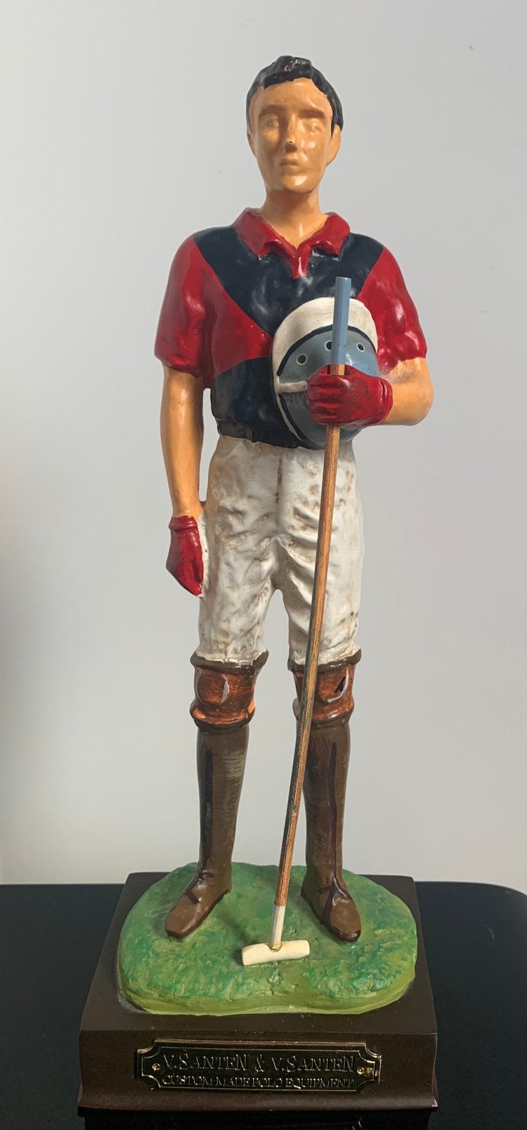 Polospeler beeld hangemaakt V.  Santen & V. Santen, Ophalen