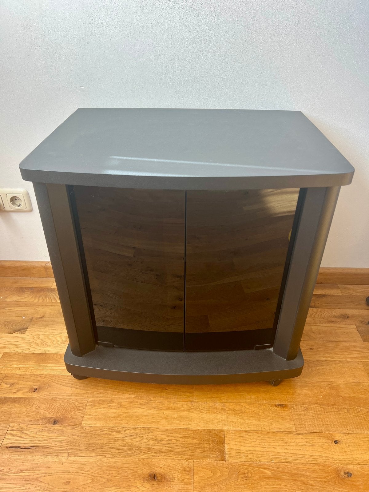 TV-meubel- Zwart - met glazen Deuren en Wieltjes, Huis en Inrichting, Ophalen, Gebruikt, 50 tot 100 cm, Minder dan 100 cm