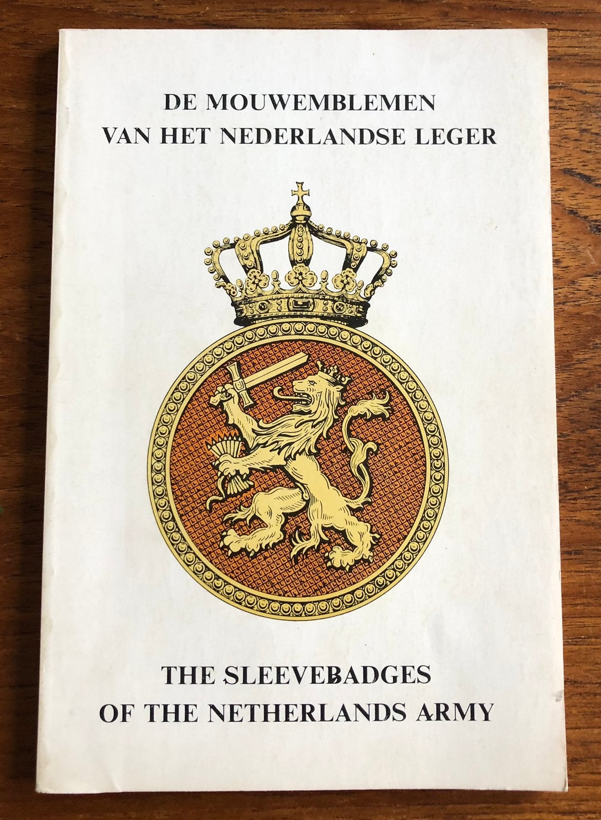 De Mouwemblemen van het Nederlandse Leger., Verzamelen, Militaria | Algemeen, Ophalen of Verzenden, Landmacht, Nederland, Boek of Tijdschrift
