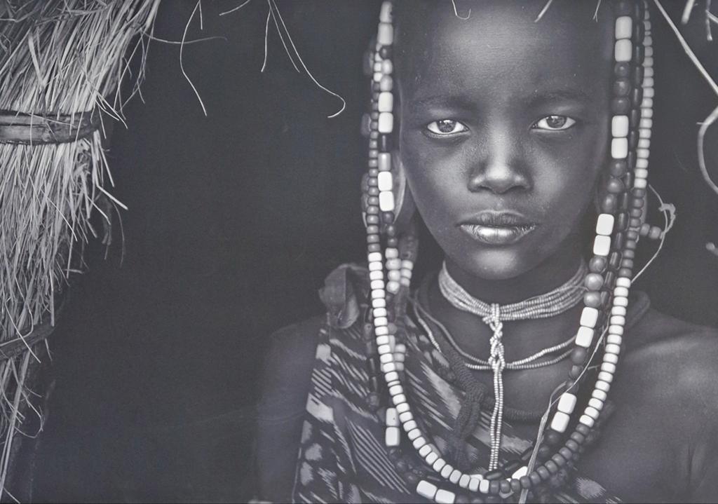 Canvas print Mursi meisje (Afrikaans stamlid) 80x115, Antiek en Kunst, Ophalen