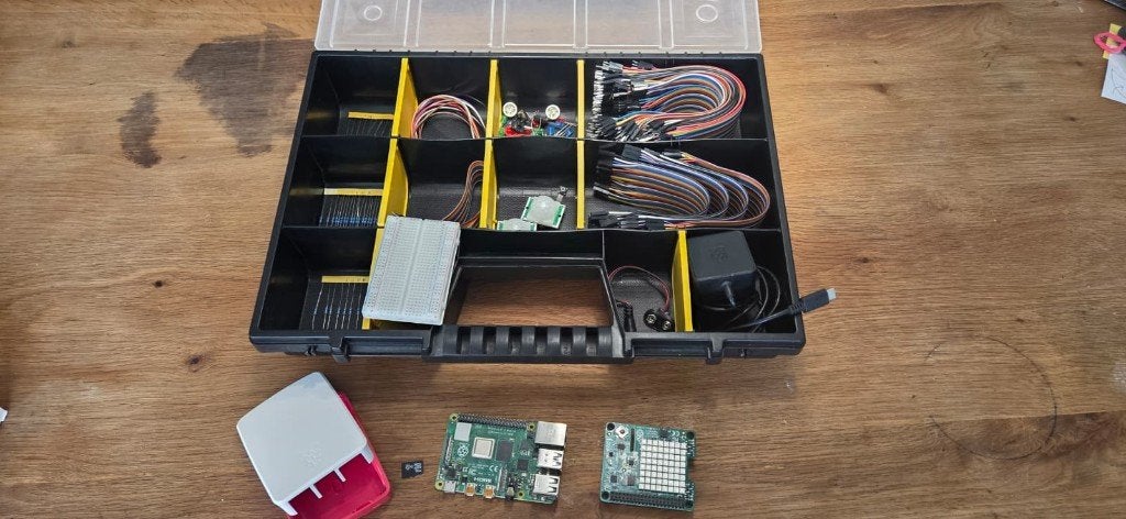 Raspberry Pi 4 complete set + Sense HAT + starterskit + kist, Ophalen, Zo goed als nieuw