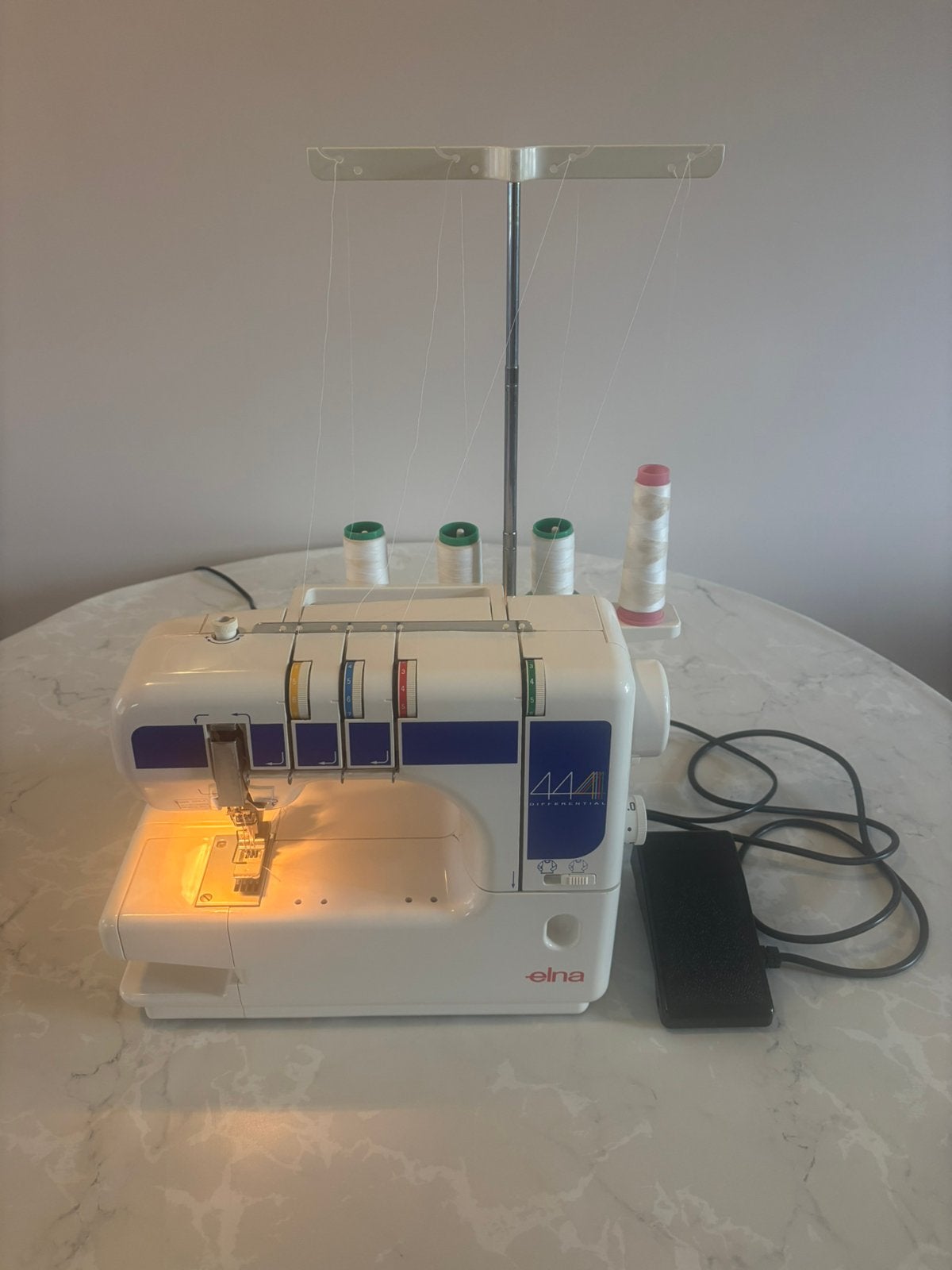 Elna 444 lockmachine – nette staat, goed werkend, Ophalen of Verzenden, Zo goed als nieuw, Lockmachine, Overige merken