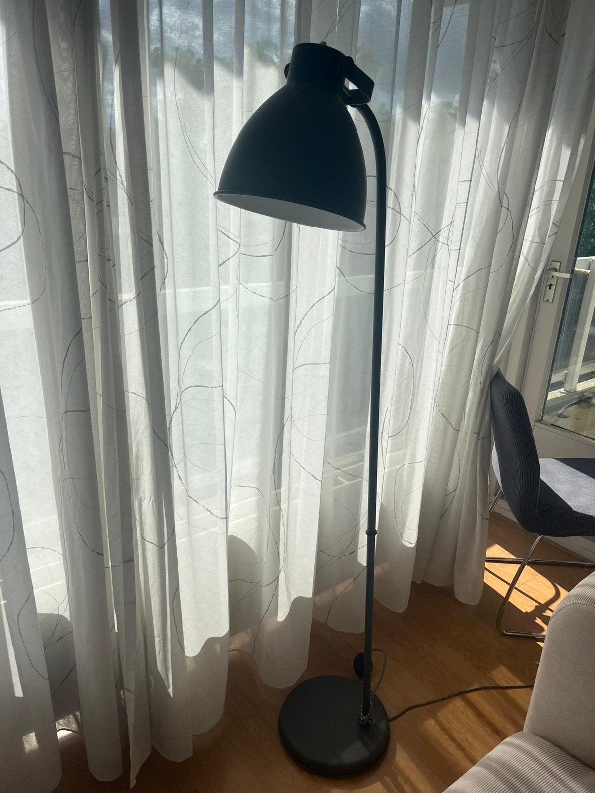 Grijze vloerlamp in zeer goede staat, Huis en Inrichting, Ophalen, Zo goed als nieuw, Metaal, 150 tot 200 cm